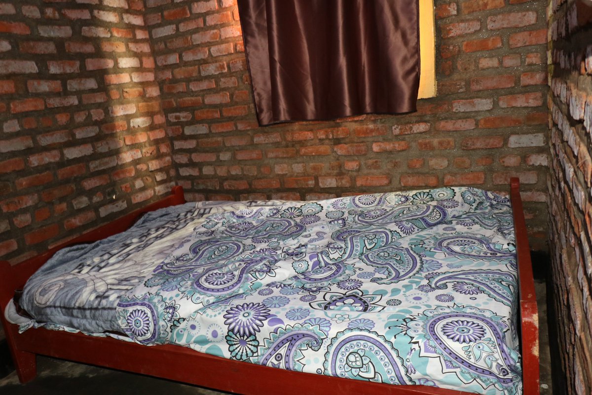 Umubyeyi wa Niyonkuru Fabrice wamenyekanye cyane ku mbuga nkoranyambaga mu mpano idasanzwe yo kuvuga imivugo no kuririmba yashyikirijwe n' Ubuyobozi bw' Akarere inzu yo kubamo ifite agaciro ka 15,000,000 Frw