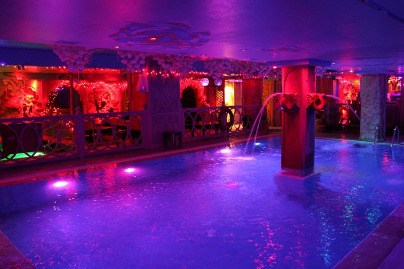 Comment bien commencer ce mois des fiertés ? En venant profiter de la piscine fraîchement rénovée rien que pour toi 🌈 💦