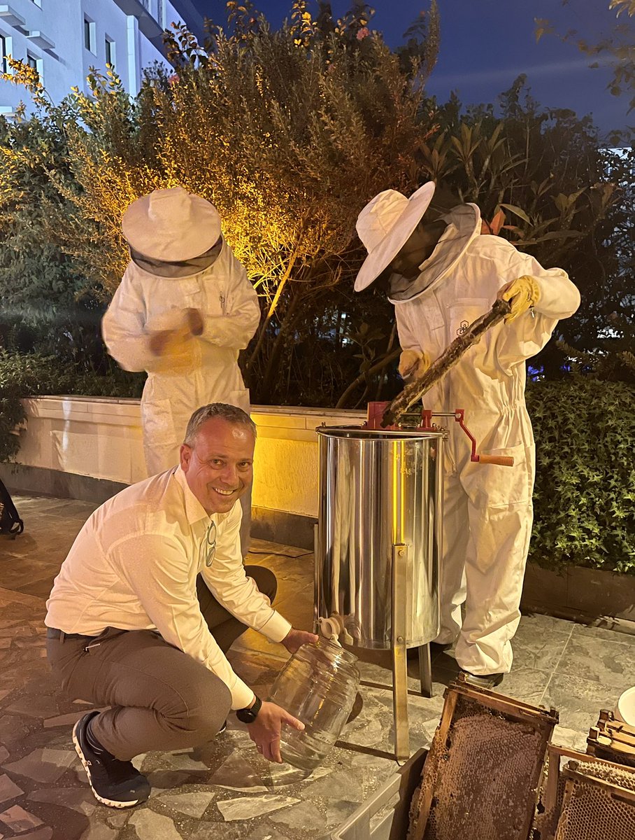 #harvesting #honey 🍯 again in #addisababa #ethiopia #beekeeping #inahyattworld #seeyousoonagain in #thelandoforigins 🙋‍♂️