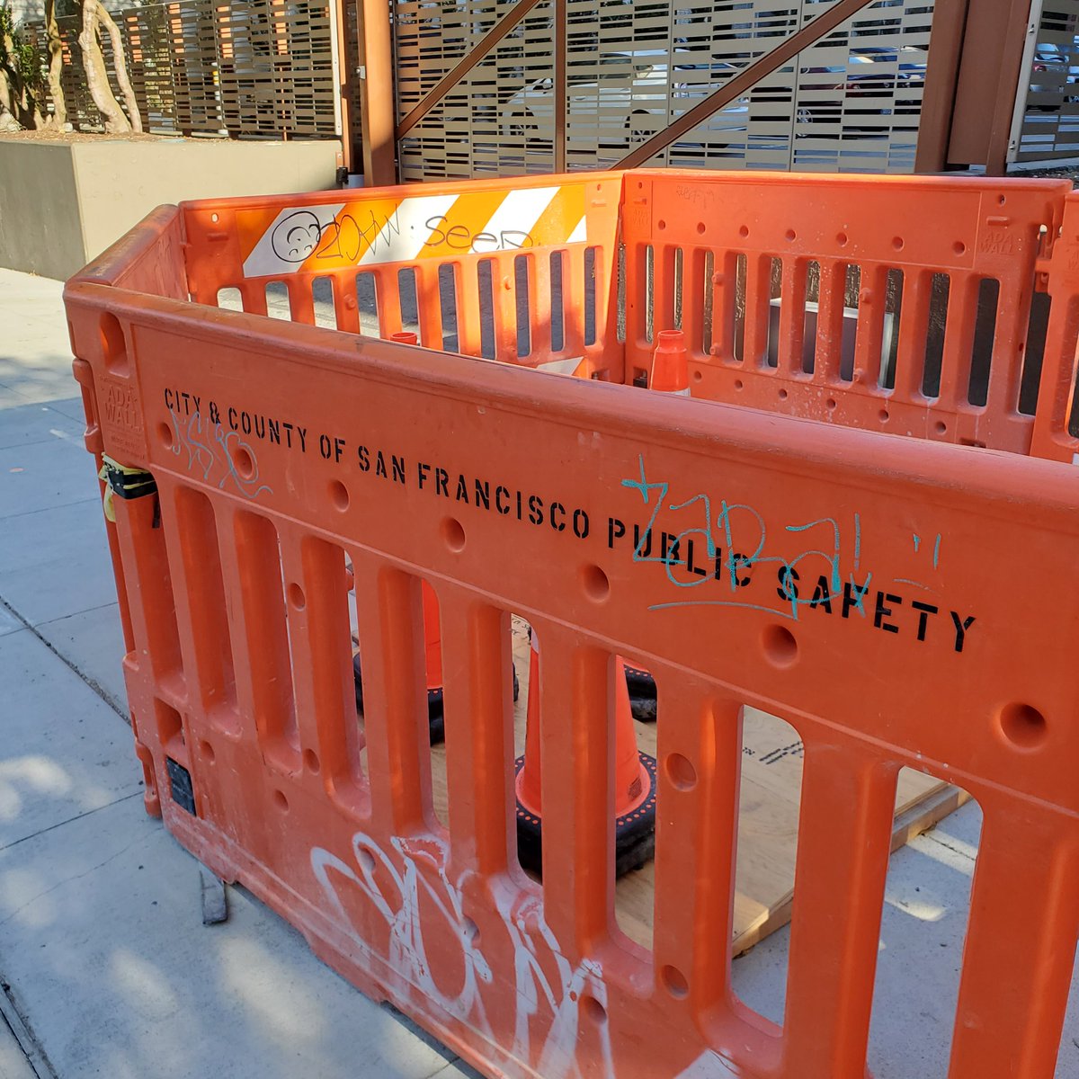 jbirdsf's tweet image. Peak SF that the City of County of San Francisco "Public Safety" Dept. is almost completely blocking the sidewalk with this abandoned construction in front of a city housing site that has many senior and wheelchair using/sight impared residents. @DeanPreston @LondonBreed @sfgov