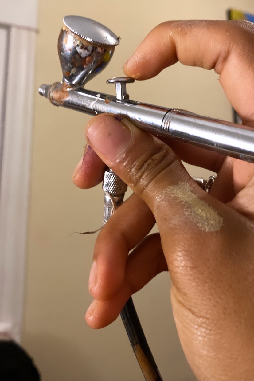 How to hold an Airbrush 