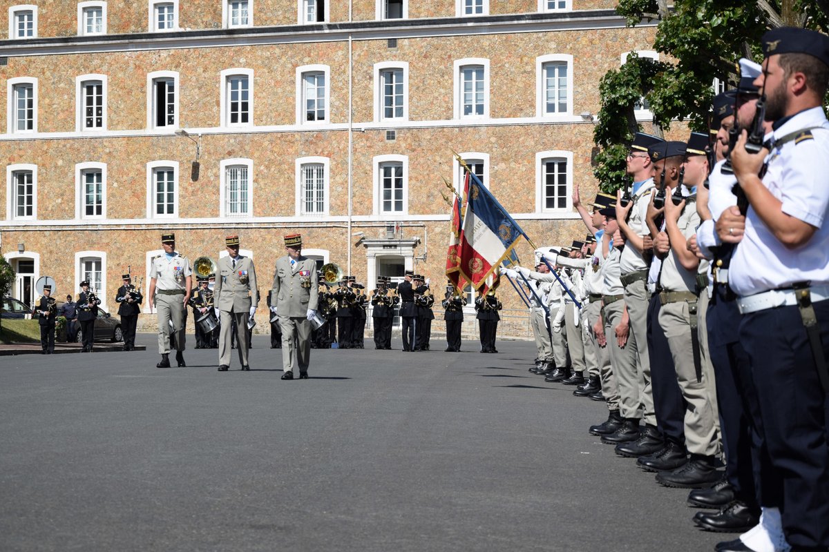 CATNC_FR's tweet image. Cérémonie des 80 ans de l’arme des transmissions : le #COMSIC et la #DIRISI célèbrent ensemble la création de l&apos;arme au Fort de Bicêtre.
@defense_ouest 
@armeedeterre