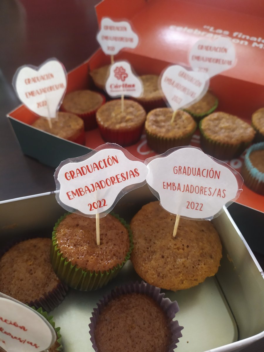 MariaM_Bol's tweet photo. Mi perfil de Twitter parece MasterChef últimamente, pero es que así nos gusta celebrar los finales de curso en @ValenciaCaritas. Entre tips y magdalenas, ¡¡las embajadoras nos graduamos, otro año más!! 🎉🥇 #AquíLateUnCorazón #60AñosCerca https://t.co/cGLvbK7MHW