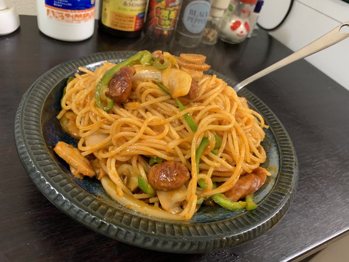 今日は冷蔵庫企画の食材でナポリタンを作ったケロ!

シャウエッセンとマッシュルームの旨みがジュワーっとうまい😋 