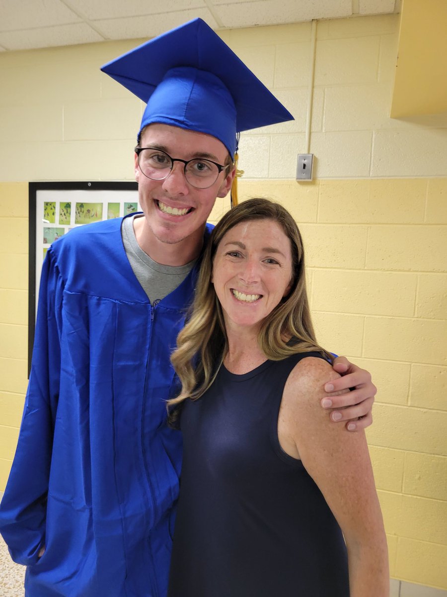 SandyGConnor's tweet photo. Seeing all these smiles from 7 years ago was amazing!  Congrats Class of 2022! You've made Sabold proud. @SpringfieldSD https://t.co/Ouc1qMhwlD