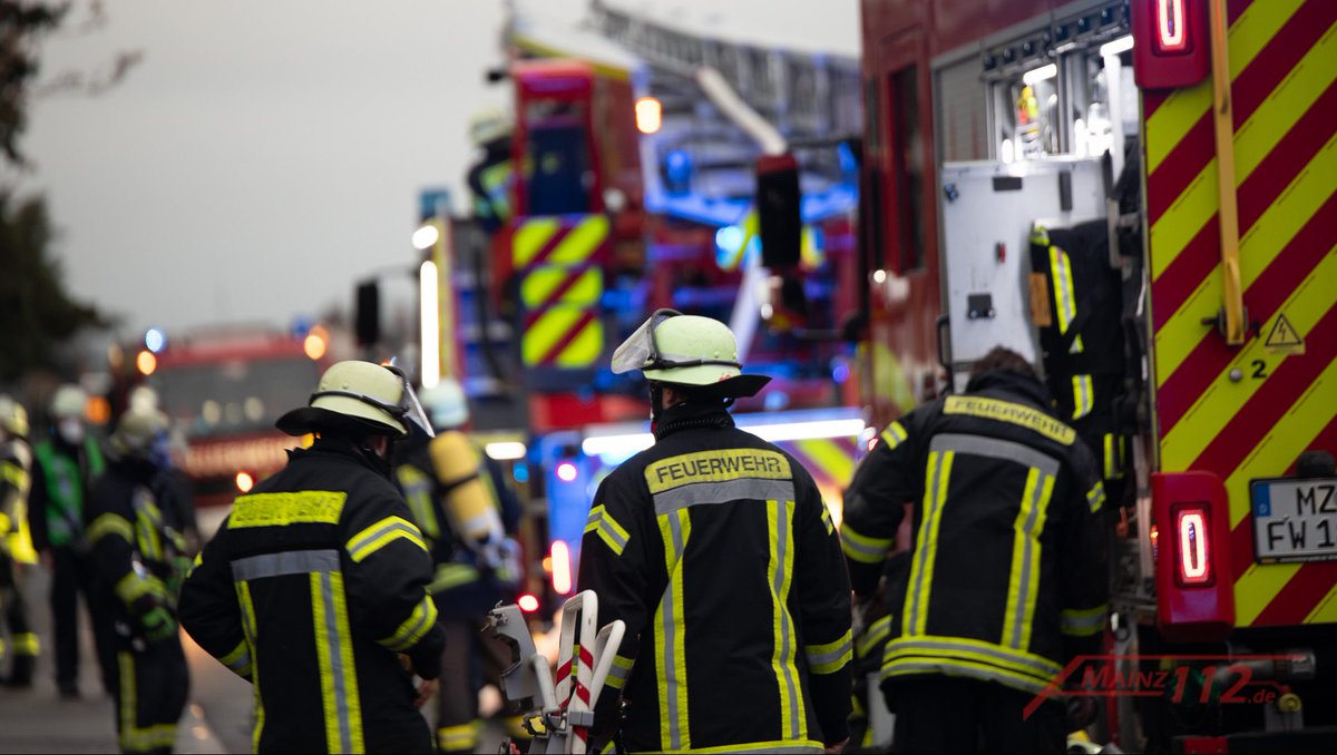 Mainz112de's tweet photo. #Mainz | 31.05.2022 - Großeinsatz durch Feuer in Lagerhalle 
Der #Brand eines Papierlagers auf der Ingelheimer Aue sorgte am Dienstag für einen Großeinsatz der #Feuerwehr #Mainz. Durch den s...
https://t.co/QvzxXIvqly
#immerda #BerufsfeuerwehrMainz #Gebäudebrand https://t.co/ylc8V6XMha