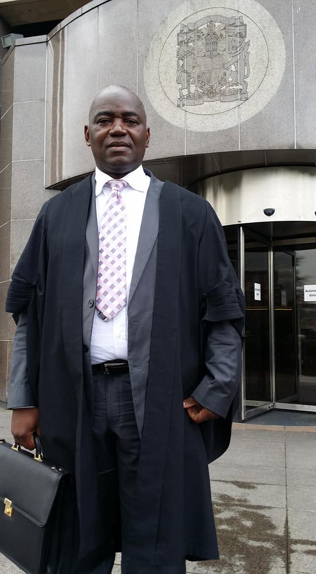 KasSolicitors's tweet photo. Porter l’une ou l’autre dépend de là où le devoir m’appelle. 
Ne jamais abandonner vos rêves 
Wearing one or the other depends on where the duty calls me. Never give up on your dreams https://t.co/iDLOhkSyRp