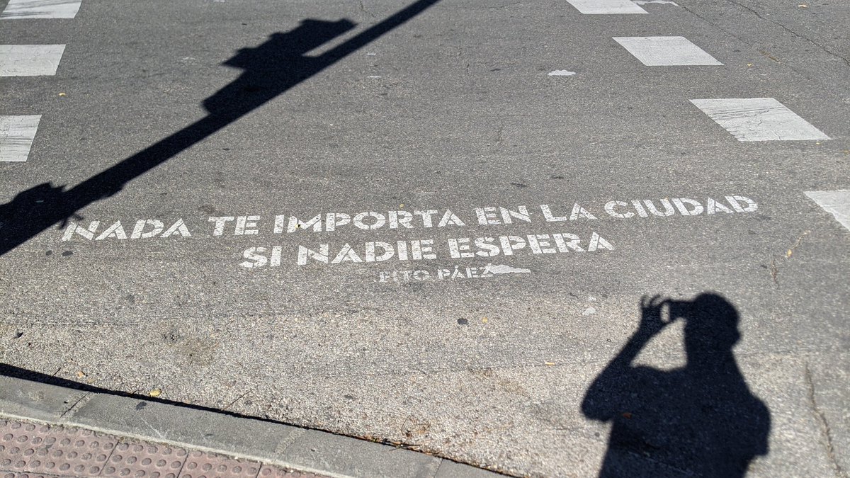 josegue's tweet photo. En una calle de Madrid @FitoPaezMusica 

Felices 30 años!! https://t.co/z4tXC1Dmub