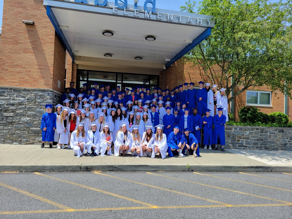 SandyGConnor's tweet photo. Seeing all these smiles from 7 years ago was amazing!  Congrats Class of 2022! You've made Sabold proud. @SpringfieldSD https://t.co/Ouc1qMhwlD