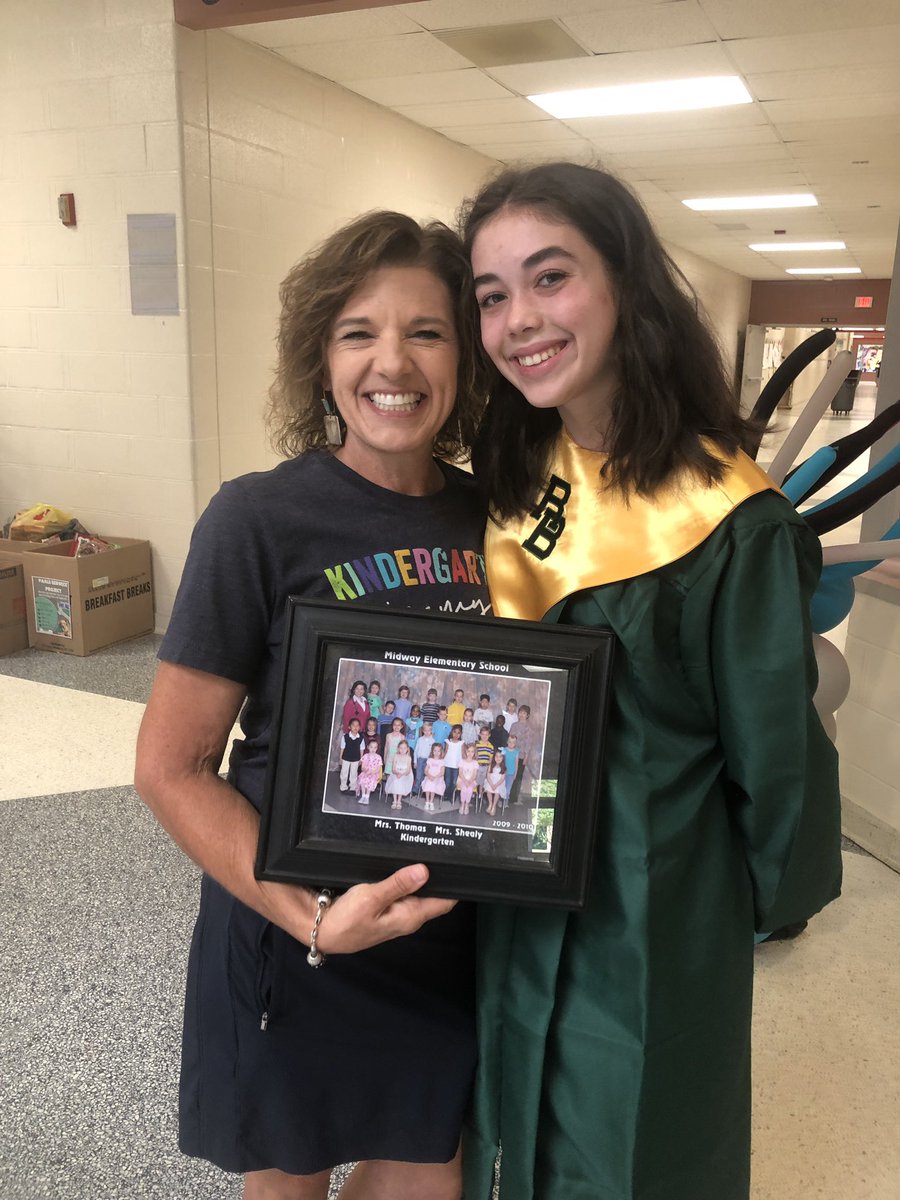 MrsThomassClass's tweet photo. Had the sweetest morning with these wonderful graduates!!! 🎓❤️ @Midway_Mustangs #mesHEART❤️ https://t.co/bBHna9jx0e