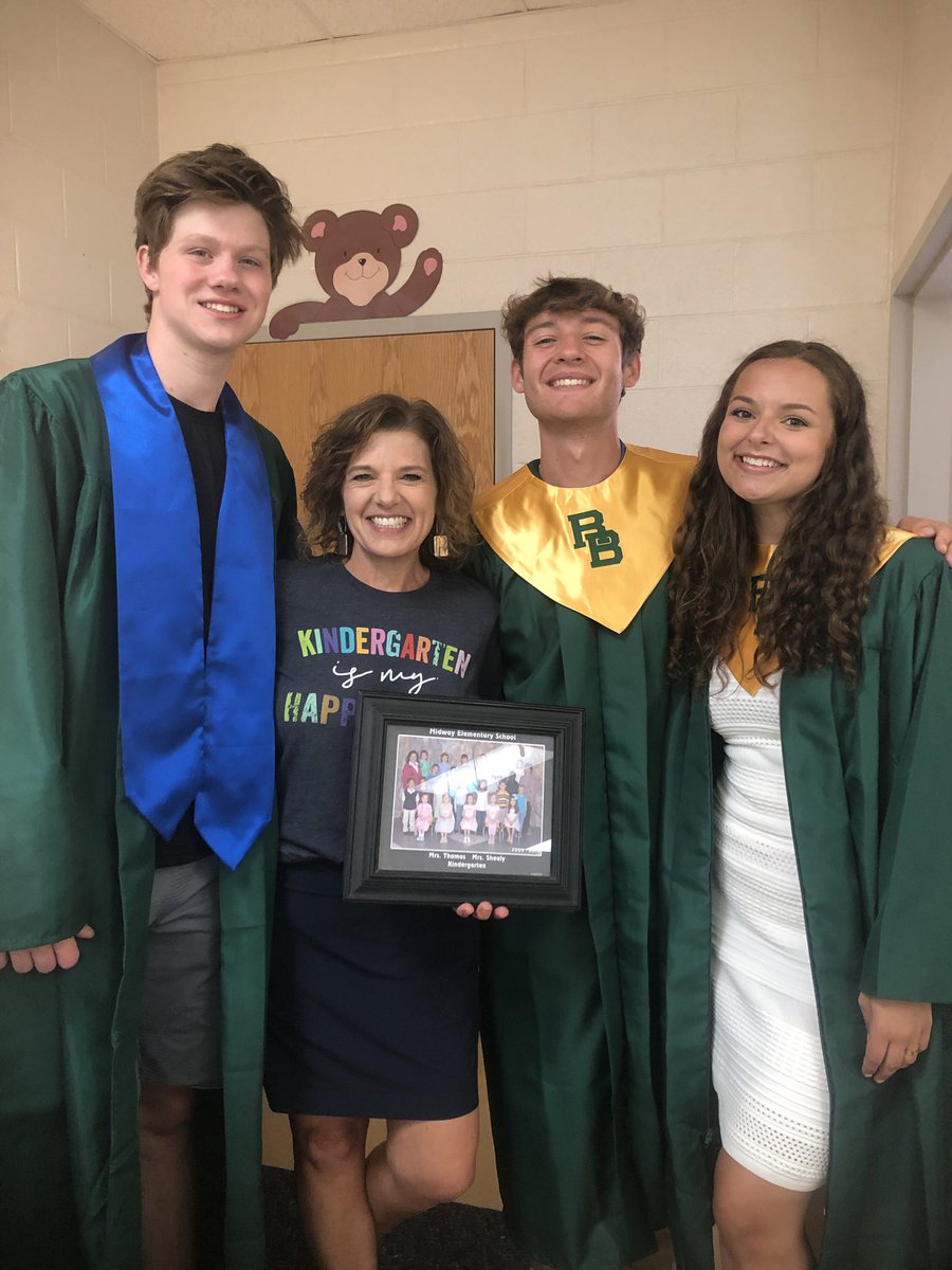 MrsThomassClass's tweet photo. Had the sweetest morning with these wonderful graduates!!! 🎓❤️ @Midway_Mustangs #mesHEART❤️ https://t.co/bBHna9jx0e
