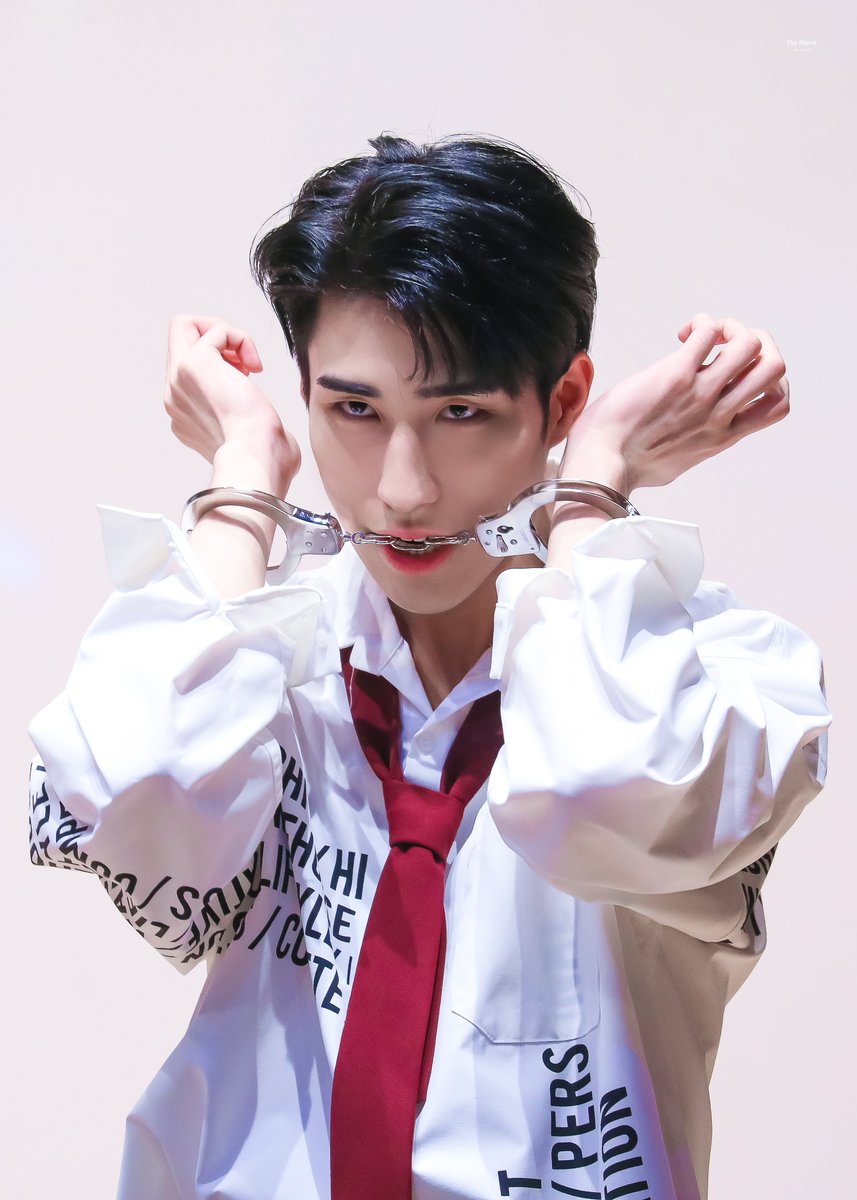 220528 뮤코 팬싸인회 HQ
Mr. Wolf🐺 

#ONEWE #원위 #하린