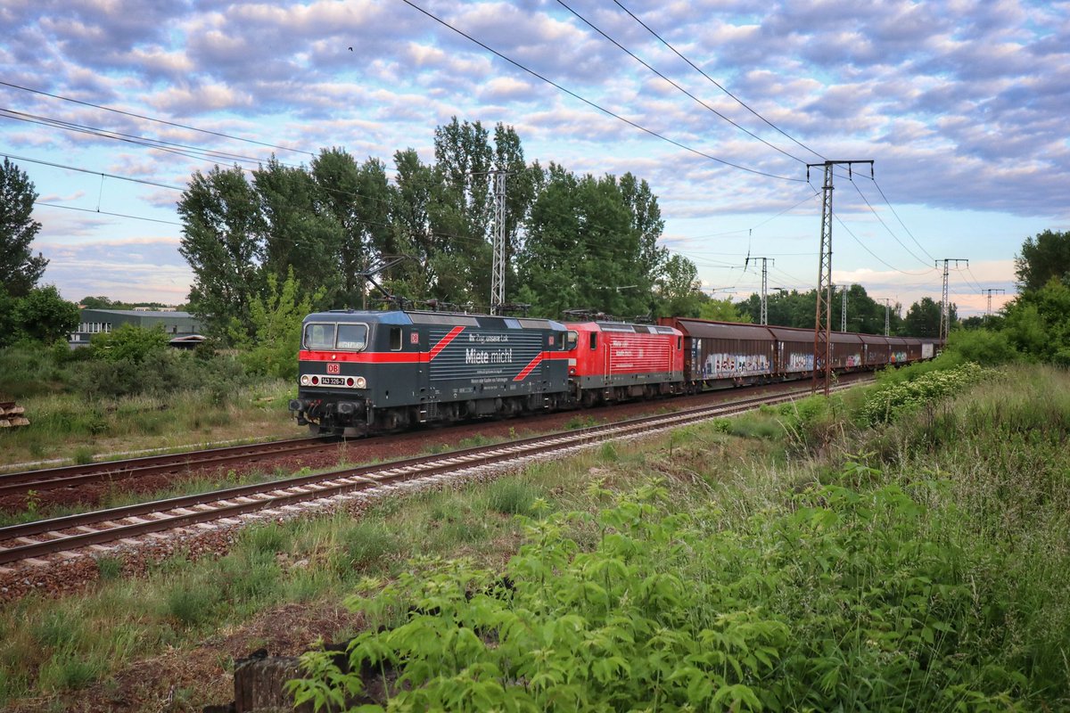 mirkosw's tweet photo. Zwei Trabbis aus dem DB Gebrauchtwagenpool, hier in Einsatz für #DeltaRail, auf dem Weg nach Hamburg.

#eisenbahnbilder #Baureihe143 https://t.co/B7nucIq13n