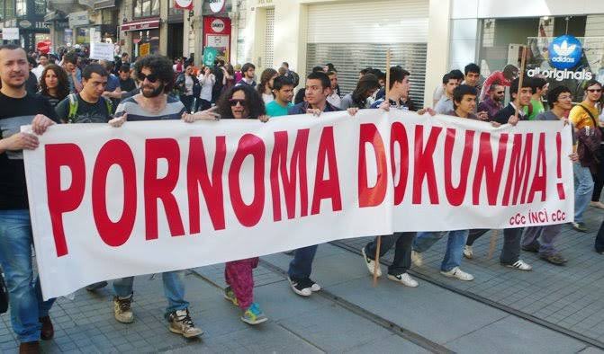 Bu görüntüye "Onur yürüyüşü" diyenlerin, şimdi sahildeki rezalete ahlaksızlık demeleri o kadar ikiyüzlüce ki..

#LGBT #bebeksahili