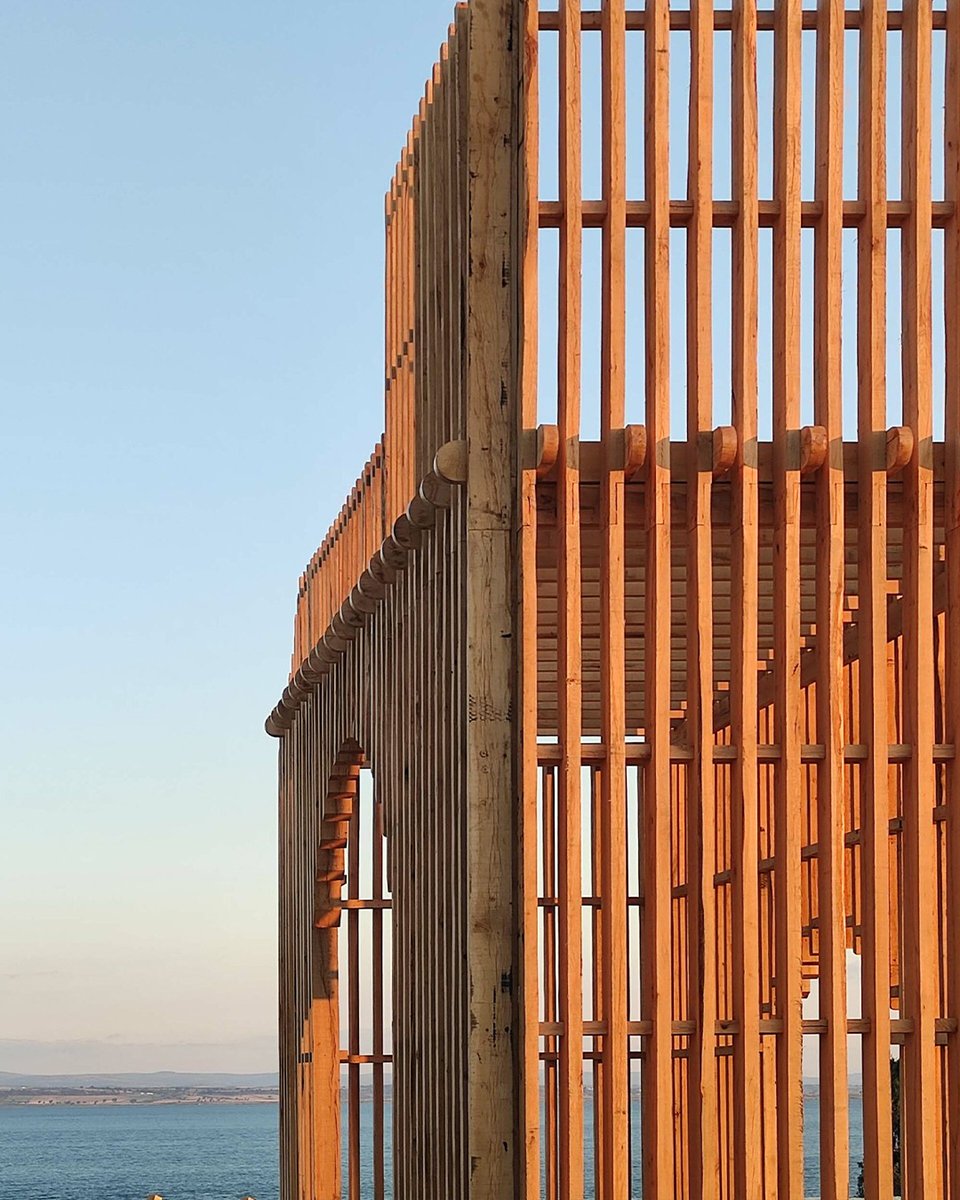 arkitektcom's tweet photo. . @kooparchitects, bir yarışma projesi kapsamında Bab-ı Kebir Canlandırması'nı tasarladı.

Bab-ı Kebir'in duvar hattını takip eden bu tasarım önerisi, yapının orijinalinden taşıdığı referansları çağdaş bir yaklaşımla birleştiriyor.

Detaylar https://t.co/tFFFa0SASf'da.

#arkitekt https://t.co/BMdUx1UrjQ