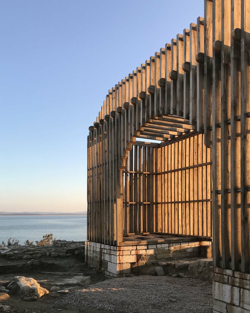 arkitektcom's tweet photo. . @kooparchitects, bir yarışma projesi kapsamında Bab-ı Kebir Canlandırması'nı tasarladı.

Bab-ı Kebir'in duvar hattını takip eden bu tasarım önerisi, yapının orijinalinden taşıdığı referansları çağdaş bir yaklaşımla birleştiriyor.

Detaylar https://t.co/tFFFa0SASf'da.

#arkitekt https://t.co/BMdUx1UrjQ