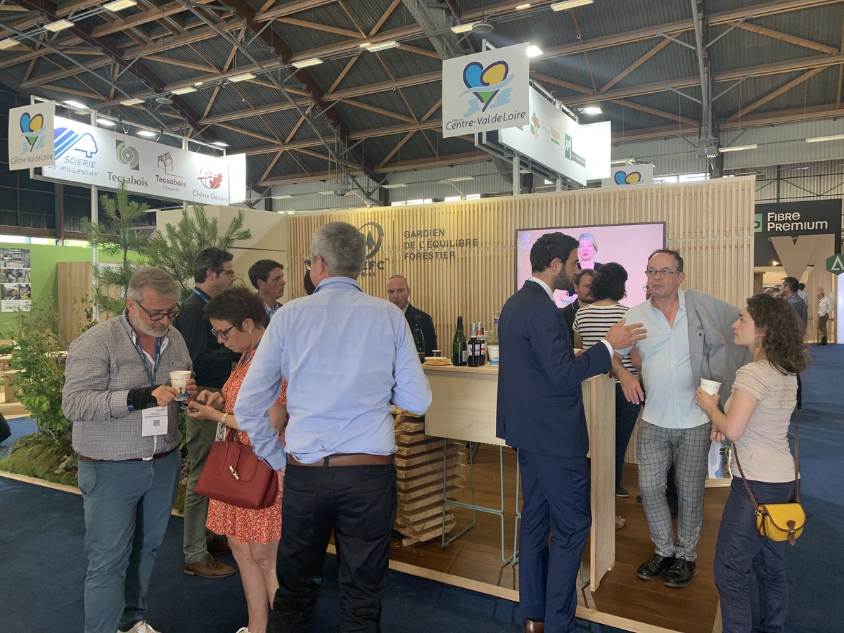 PEFCFrance's tweet photo. [#CIB22] L'apéritif sur le stand PEFC, c'est maintenant ! 🥂 
On vous attend nombreux sur le stand GP-F9.  

@carrefourdubois https://t.co/lOhy24s0jA