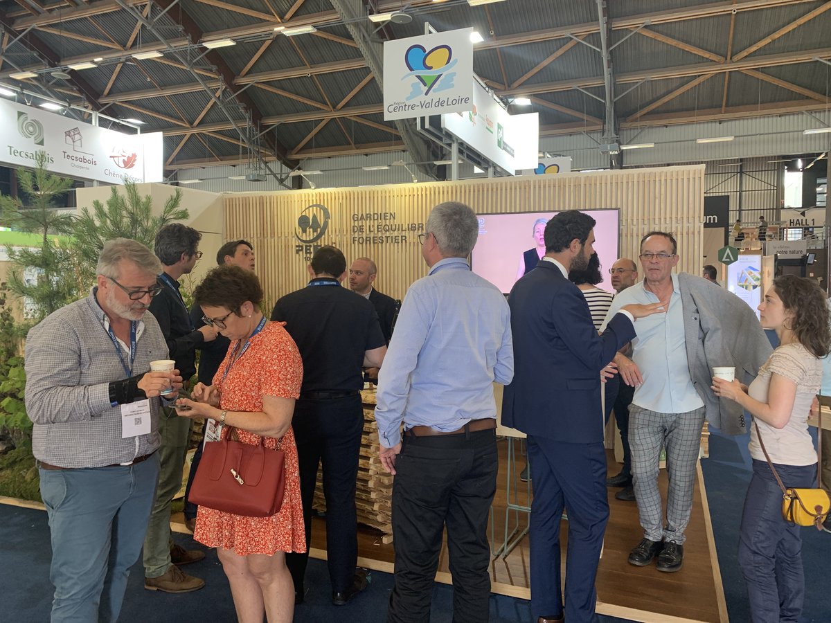 PEFCFrance's tweet photo. [#CIB22] L'apéritif sur le stand PEFC, c'est maintenant ! 🥂 
On vous attend nombreux sur le stand GP-F9.  

@carrefourdubois https://t.co/lOhy24s0jA