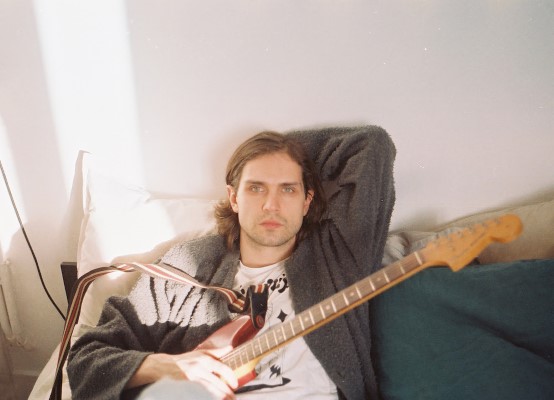 Quebec's Peter Peter presents the debut single, “Commun maintenant” from his upcoming EP, of acoustic covers of his repertoire entitled Session Live H2T. Check out the single now at #CanadianBeats! canadianbeats.ca/2022/06/01/pet… <a href="/rp3w/">Chloé Legrand - RP</a>