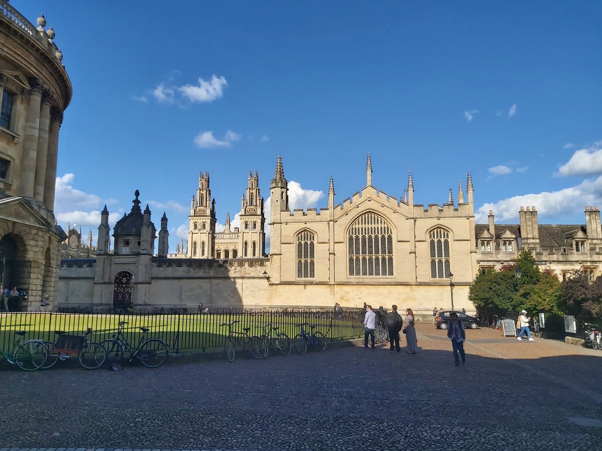 Everywhere in this city is breathtakingly beautiful. I'd move back here in a heartbeat 💕

#Oxford #RadcliffeCamera #CorpusChristiCollege