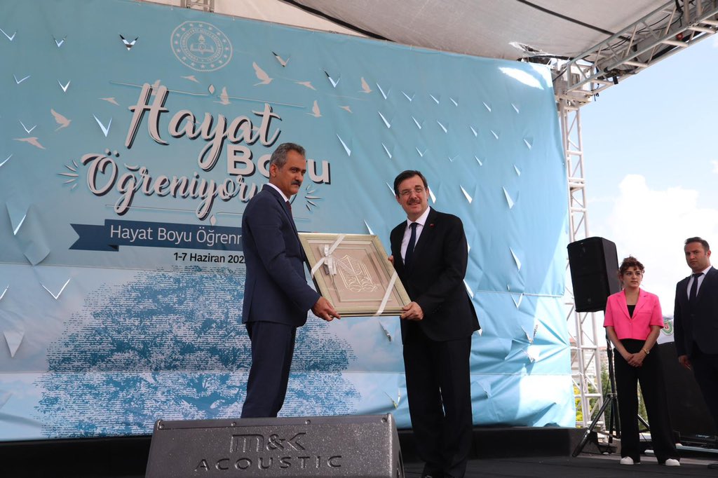 mebhbogm's tweet photo. Sayın Bakanımız Mahmut Özer Beyefendiye Hayat Boyu Öğrenme Haftası programına teşriflerinden ötürü şükranlarımızı arz ederiz.

@sdulger43 
@tcmeb https://t.co/38k7dUjCKA