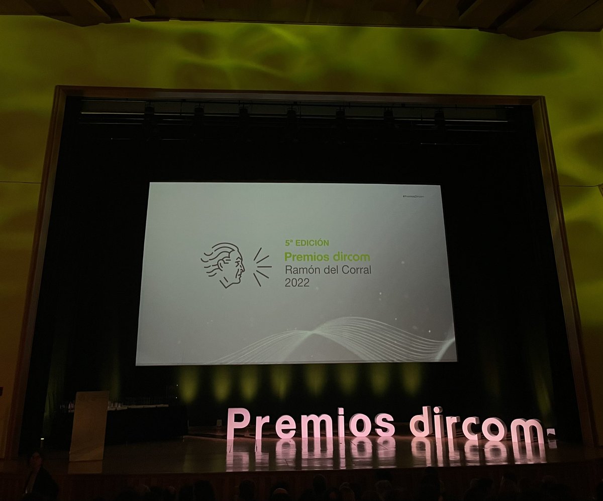 sara_rch's tweet photo. No se puede no comunicar. (Watzlawick) #PremiosDircom #ComPol @DircomSpain @mcpc_unav https://t.co/QZOtKIGDXV