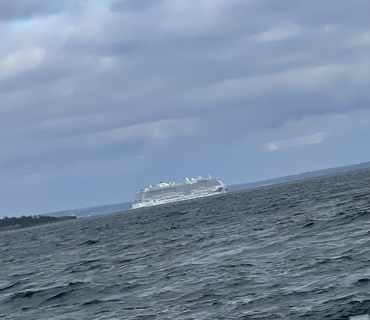 NSSR's tweet photo. RS 170 Prinsesse Ragnhild er på patrulje og har storfint besøk i Oslofjorden. AIDAnova er jammen flott. #rs #prinsesseragnhild #horten #åsgårdstrand #rs170 #ingenskaldrukne #sjøliv #rssafetrx https://t.co/6Kxr9hiApJ