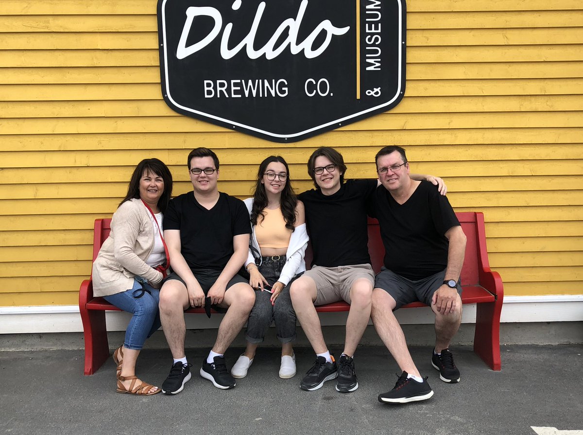 melissa__pike's tweet photo. Happy convocation day Chris Arns! Love Mom, Dad, David and Jessie ❤️ #MUNgrad2022 https://t.co/apbJdEKY37
