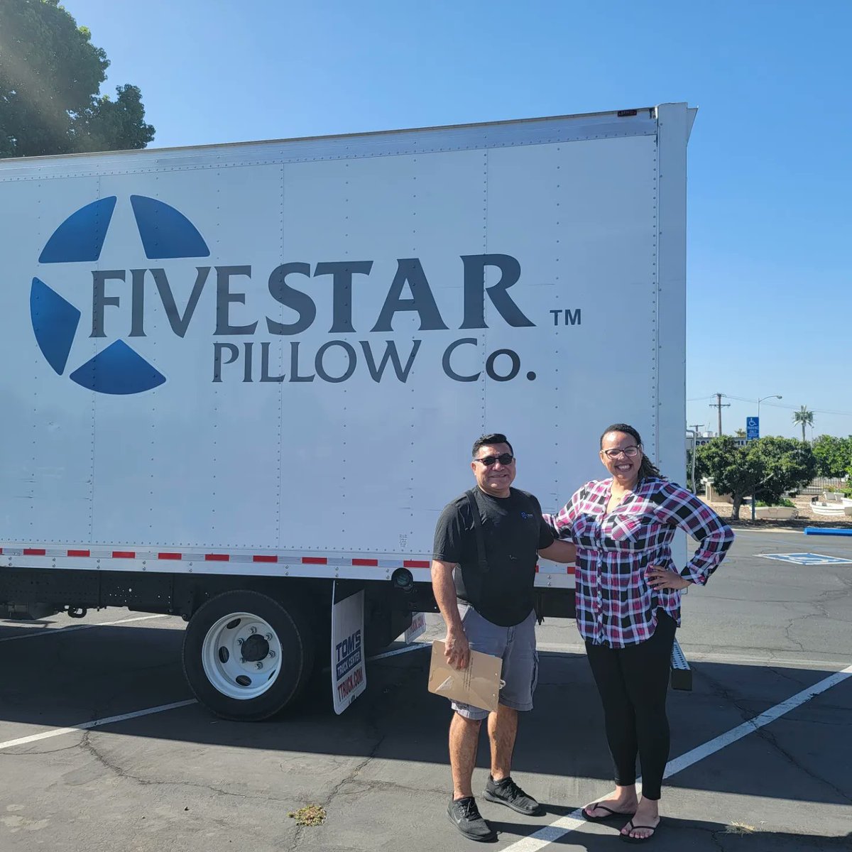Pathways_ofHope's tweet photo. Thank you to Five Star Pillow Co. for your generous donation of 200 brand new pillows!!
These pillows will be used at our shelters where families are escaping homelessness, and also distributed at our HUB of Hope for vulnerable folks in our community ❤️
#PathwaysPassion https://t.co/nTjIHppwQD