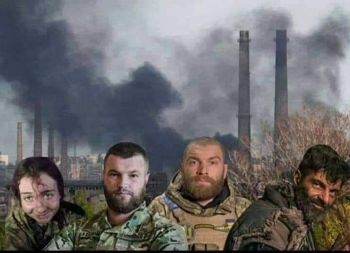 Великий ZE їм запропонував лишити Марік на що отримав відповідь: ми цивільних не залишмо!
Потім 3місяці без боєприпасів,їжі,води,медикаментів вони били ворога!
Потім наказ від 4уклоніста  здатися в полон з гарантією,що вони будуть направлені на вільні території України! 
Де вони?