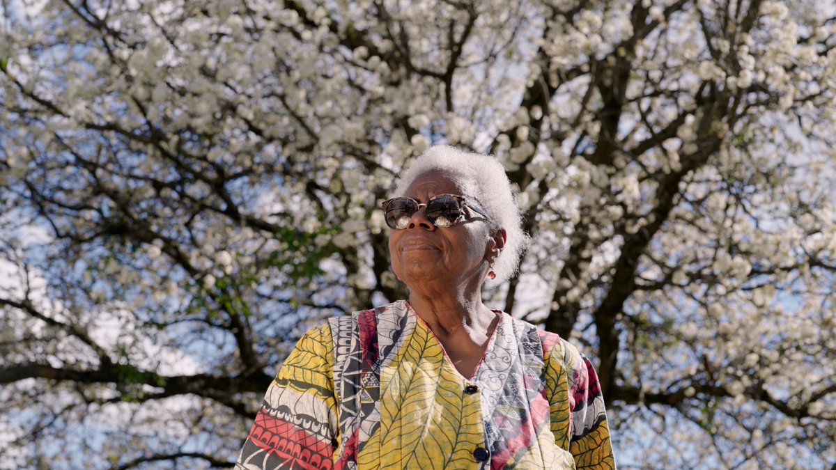 itsHueHouse's tweet photo. In partnership with @DavidsonCollege, we created a documentary that tells the story of the incredible artist, Nellie Ashford, and the creation of her latest piece of art representing the ties her family and Davidson have to slavery. Directed by @joshaunanderson #ItsHueHouse https://t.co/n6UIQngD7s