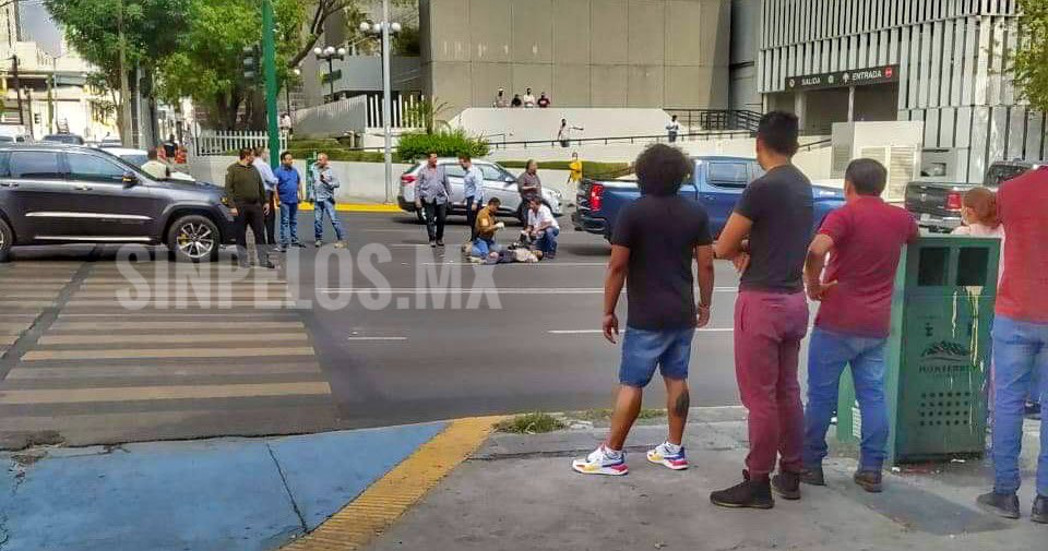 VictorBadillo74's tweet photo. Lo arrolla camión urbano en centro de @MtyFollow Escoltas de ex alcalde @AdrianDeLaGarza detienen al responsable y tratan de salvar la vida de la víctima pero muere. Av. Cuauhtemoc @PC_NuevoLeon @cruzroja_mty @CarlosSanchezMX https://t.co/yznNYt2Rce