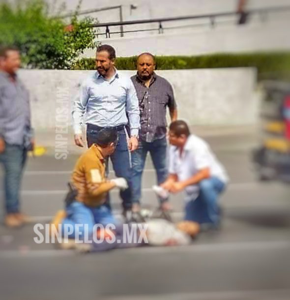 VictorBadillo74's tweet photo. Lo arrolla camión urbano en centro de @MtyFollow Escoltas de ex alcalde @AdrianDeLaGarza detienen al responsable y tratan de salvar la vida de la víctima pero muere. Av. Cuauhtemoc @PC_NuevoLeon @cruzroja_mty @CarlosSanchezMX https://t.co/yznNYt2Rce
