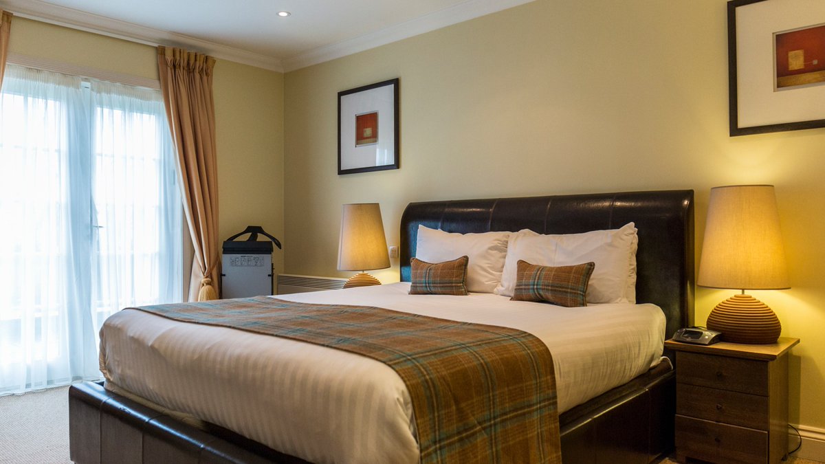 CameronLodges's tweet photo. Our Coach House has views across the pond and over The Carrick towards Loch Lomond. It’s a short walk from here to the golf shop, spa and Clubhouse restaurant, making it the perfect spot for families or groups to meet, celebrate, relax or golf together: https://t.co/nEkvz5LJZB https://t.co/v5NXhbQbx9
