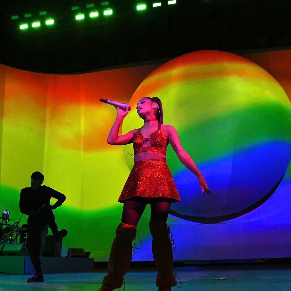 ariana grande méxico ꕤ tweet media