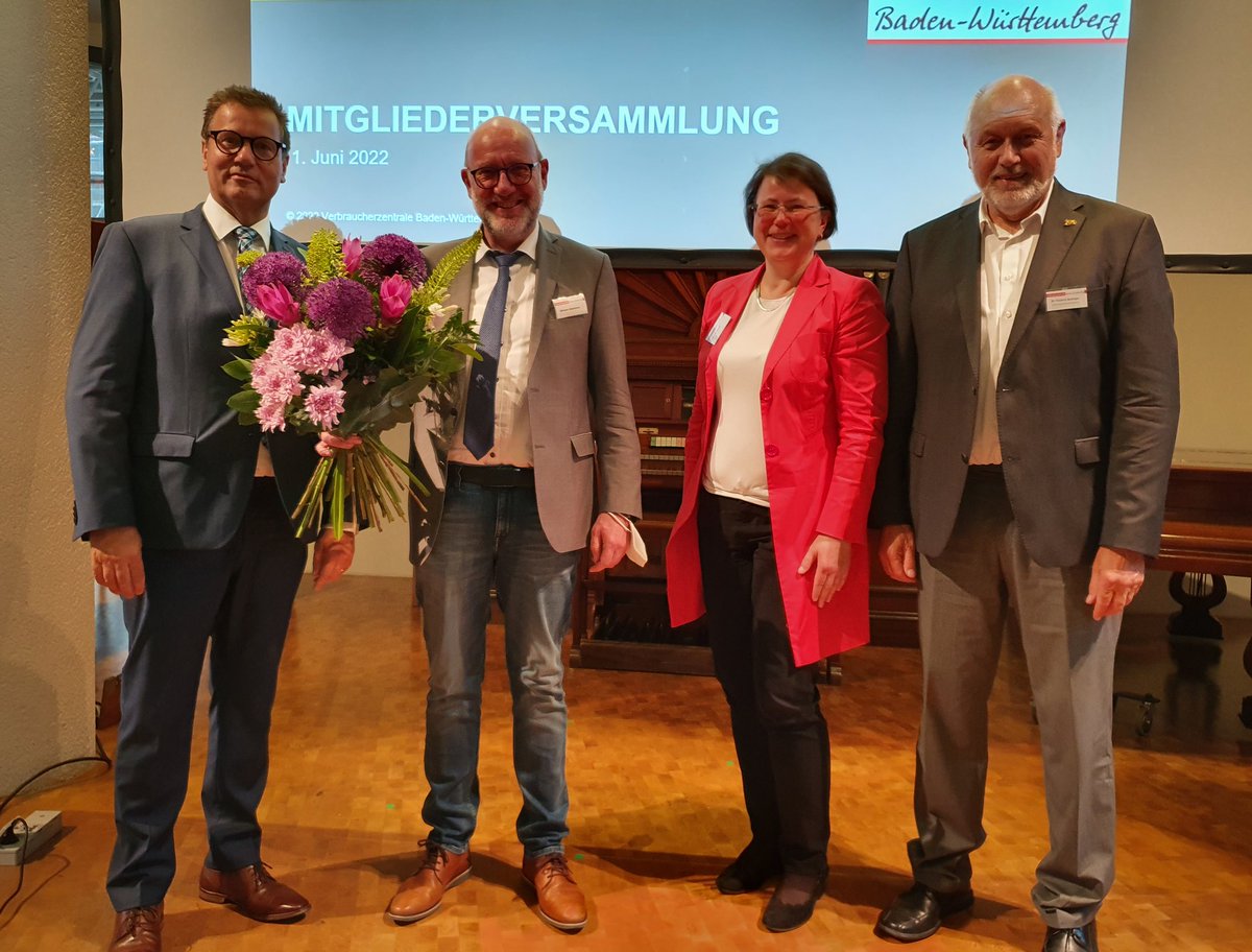 vzbawue's tweet photo. Wir sagen Danke! Und verabschieden uns heute auf der Mitgliederversammlung von unserem langjährigen Verwaltungsratsvorsitzenden @NikoSakellariou. Mit Peter Hauk MdL, Friedrich Bullinger, @cornelia_tausch https://t.co/jxLCYvZnyp