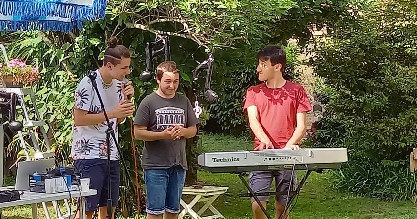 ISolowhite_'s tweet photo. Ormai è ufficiale: I Solowhite sono il gruppo più richiesto alle feste 😈
Grazie al nostro super fan Matteo che si è impegnato al massimo affinché fossimo presenti ❤️ https://t.co/9hxKXUDmUT