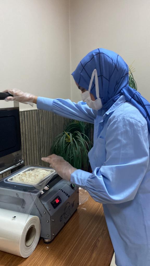KYK_Igdir's tweet photo. Yüreği güzellikle, paylaşmayla ve yardımlaşmayla dolu olan Iğdır Yurt Müdürlüğü öğrencilerimiz, Komşum Projesi ile kendi yemeklerini paylaşmanın güzelliğini yakaladılar.👏👏 https://t.co/peZWkWQEpe