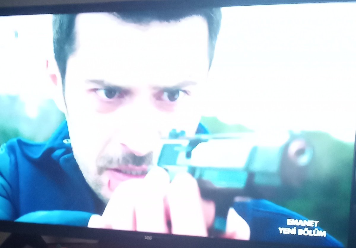 esracicen86's tweet photo. Aziz Dr deli sucu silah çekti 😠💕 deli sucu taş alıp gibi yaman seher taş atacak sırasında aziz dr"; ben yapma ölmedi "? diye aziz dr yaman yardım etti♥️ #İkimizinYolu #Emanet https://t.co/iu8iZ1RCXB