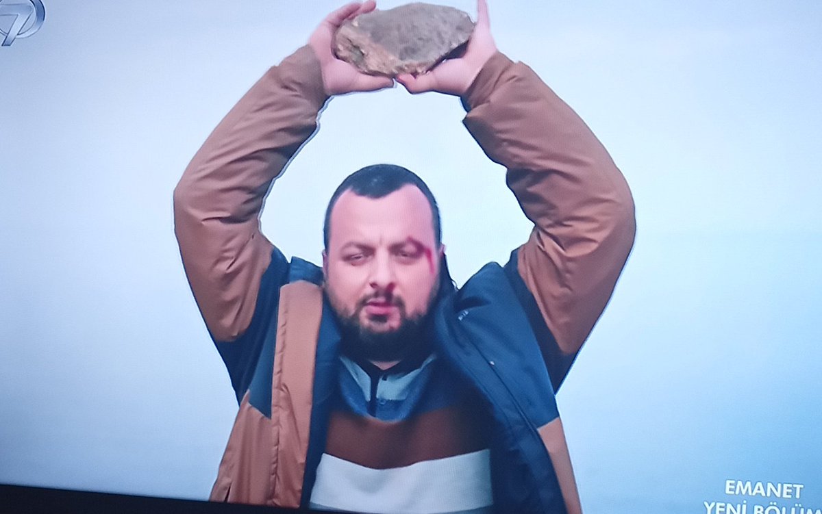 esracicen86's tweet photo. Aziz Dr deli sucu silah çekti 😠💕 deli sucu taş alıp gibi yaman seher taş atacak sırasında aziz dr"; ben yapma ölmedi "? diye aziz dr yaman yardım etti♥️ #İkimizinYolu #Emanet https://t.co/iu8iZ1RCXB