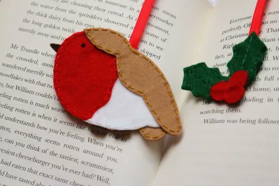CosyCottage_'s tweet photo. This cute little robin bookmark makes a great gift for bookworms ❤️ https://t.co/mjJUg6PSSV #inbizhour https://t.co/RCdJIhuWJK