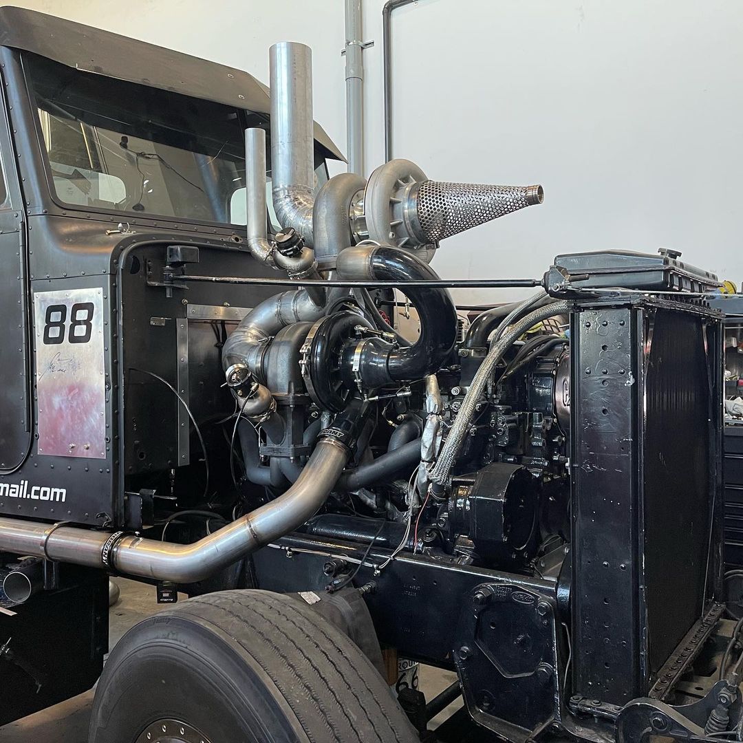 EngineBuildMag's tweet photo. It's not everyday you see a 4,000-horsepower big rig! Mario Monette's compound-turbo C15 sits under the hood of "The Beast," his menacing 1988 Peterbilt 379. Check it out in our latest #DieseloftheWeek sponsored by @AMSOILINC.
https://t.co/6AjwfUUBr3 https://t.co/e03aZGsCJu