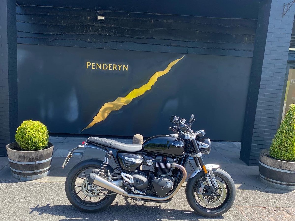 OzzyRidesAgain's tweet photo. A quick visit to ⁦⁦@PenderynWhisky⁩ distillery, had to get a photo. #penderyndistillery #triumph #speedtwin #triumphmotorcycles #fortheride https://t.co/2q99xmLzE6
