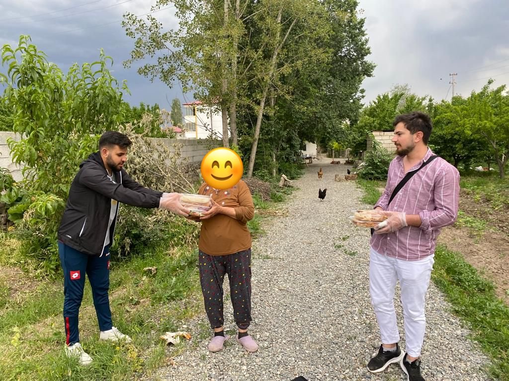 KYK_Igdir's tweet photo. Paylaşmak güzel, hayat paylaştıkça güzel, paylaştıkça çoğalır azalanlar.
Selman-i Farisi Yurt Müdürlüğü gençlerimiz komşu projesi kapsamında hayat paylaştıkça güzel sloganıyla sofralarına koydukları yemekleri paylaştılar. 👏👏 https://t.co/pnpGNyrqgV