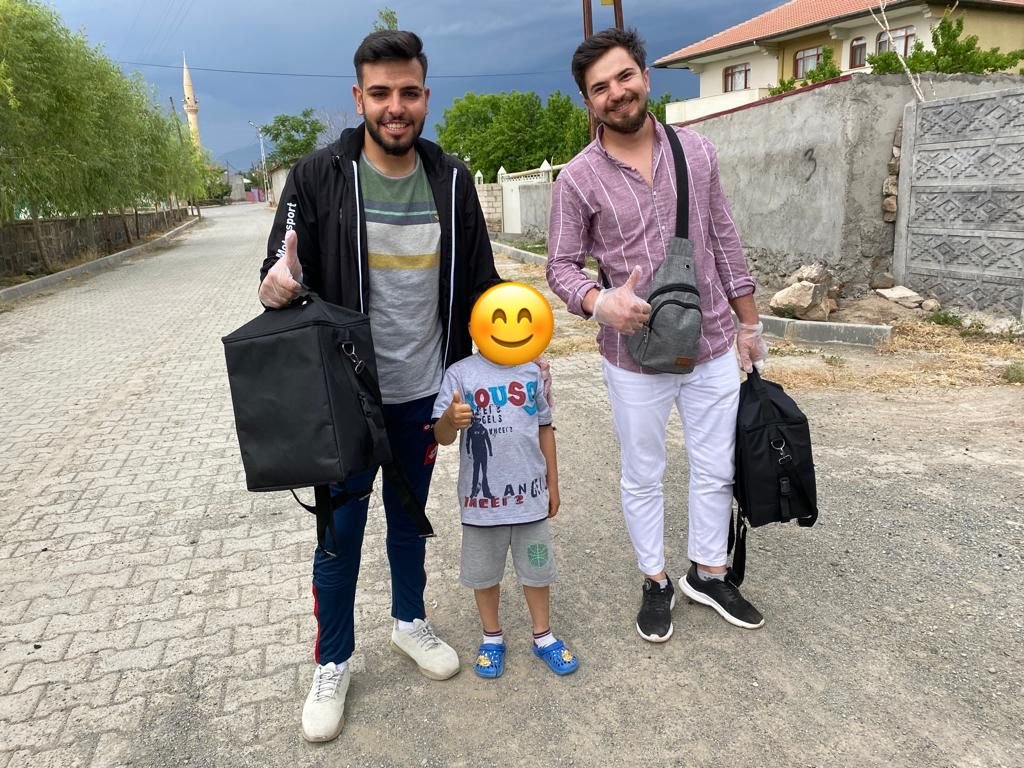KYK_Igdir's tweet photo. Paylaşmak güzel, hayat paylaştıkça güzel, paylaştıkça çoğalır azalanlar.
Selman-i Farisi Yurt Müdürlüğü gençlerimiz komşu projesi kapsamında hayat paylaştıkça güzel sloganıyla sofralarına koydukları yemekleri paylaştılar. 👏👏 https://t.co/pnpGNyrqgV