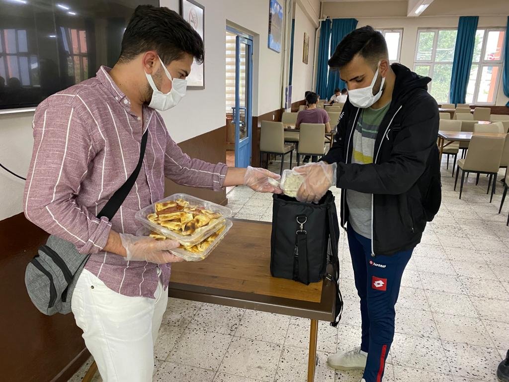 Paylaşmak güzel, hayat paylaştıkça güzel, paylaştıkça çoğalır azalanlar.
Selman-i Farisi Yurt Müdürlüğü gençlerimiz komşu projesi kapsamında hayat paylaştıkça güzel sloganıyla sofralarına koydukları yemekleri paylaştılar. 👏👏
