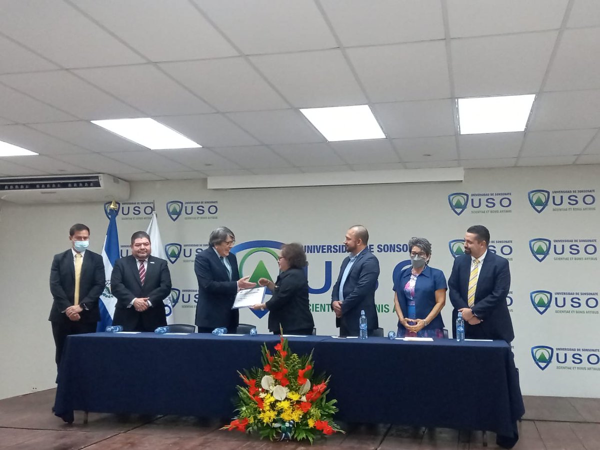 elsalvador's tweet photo. #DePaís | El viceministro de @EducacionSV, @CardonaARicardo, fue reconocido como «Miembro de Honor de la Universidad de #Sonsonte» (@Somos_USO), esto por sus aportes en pro de la educación de #ElSalvador. Fotos: Cortesía https://t.co/egkbgRN2Va