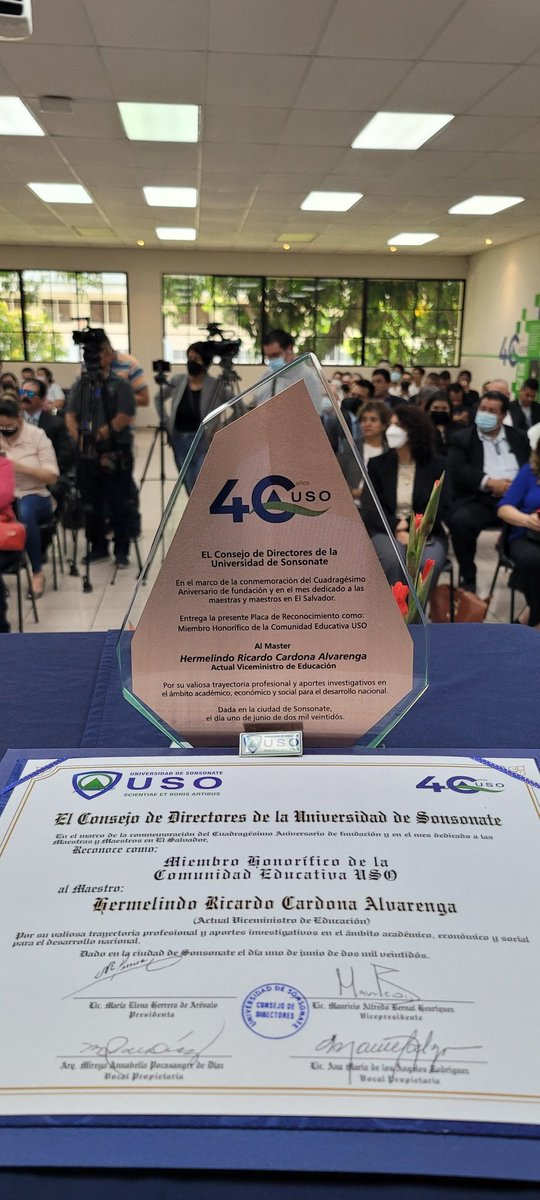 elsalvador's tweet photo. #DePaís | El viceministro de @EducacionSV, @CardonaARicardo, fue reconocido como «Miembro de Honor de la Universidad de #Sonsonte» (@Somos_USO), esto por sus aportes en pro de la educación de #ElSalvador. Fotos: Cortesía https://t.co/egkbgRN2Va