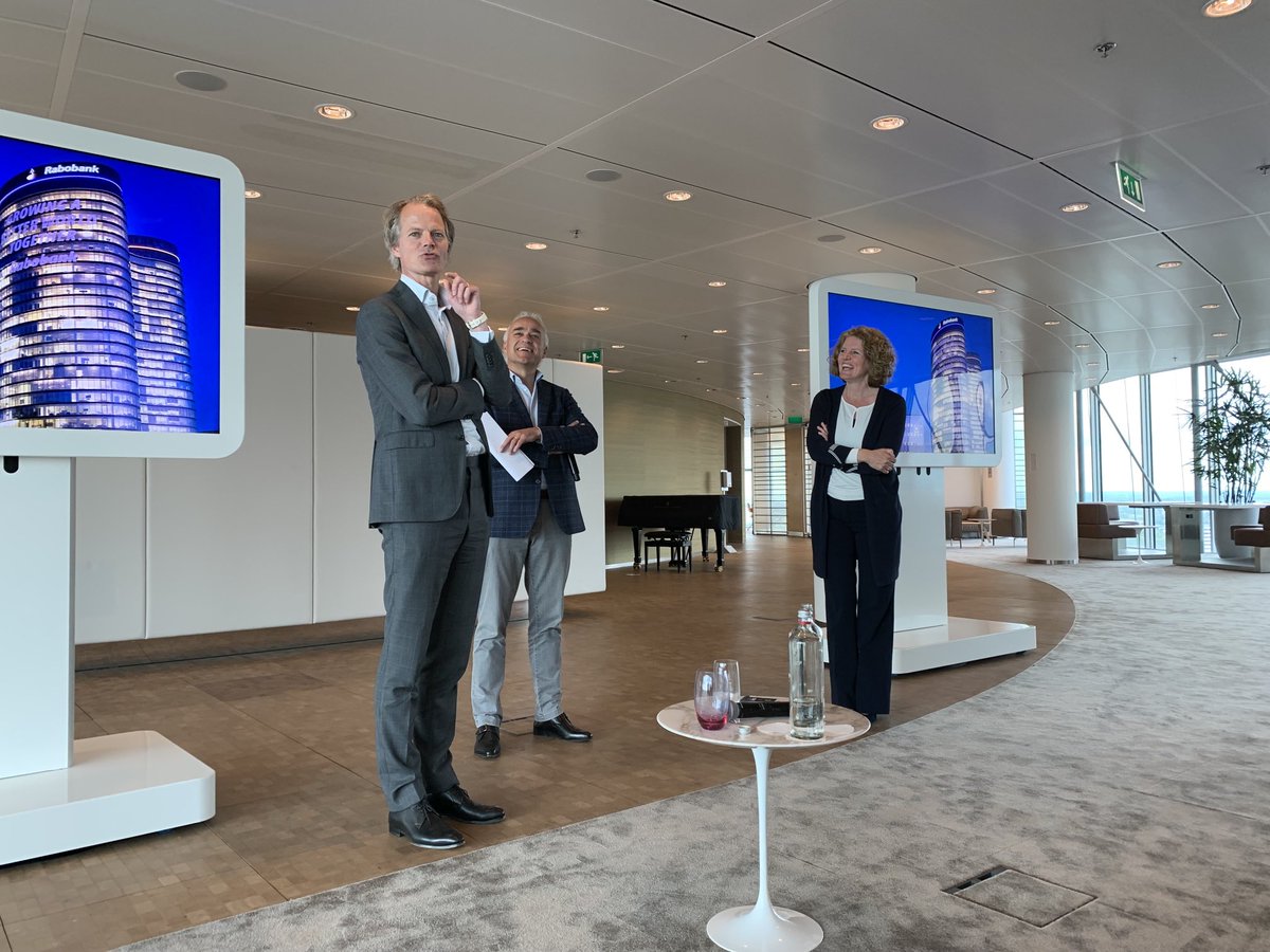 “Waar bankbelangen samenkomen” - levendige bijeenkomst ⁦<a href="/Rabobank/">Rabobank</a>⁩ en ⁦<a href="/bankensector/">NVB</a>⁩ olv ⁦<a href="/maxchristern/">Max Christern</a>⁩ over koers voor komende jaren, met #NVB-bestuursleden Bas Brouwers en ⁦<a href="/medyvanderlaan/">medyvanderlaan</a>⁩ en tientallen Rabocollega’s actief in #NVB-verband #TweetvdDag