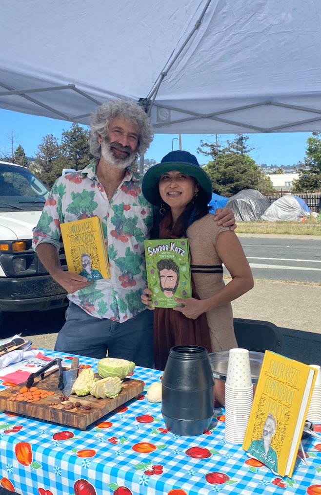 ReadersToEaters's tweet photo. #SandorKatzAndTheTinyWild publication 2day! Fun prelaunch ystrdy w coauthor @junejolee & #Fermentor/author @sandorkraut—who wrote the Afterword—making Chinese fermented carrots @EcologyCenter/SouthBerkeley #FarmersMarket. Bk info https://t.co/uwColRIAAB #Fermentation #FoodHeroes https://t.co/Bdtd7bzwr4